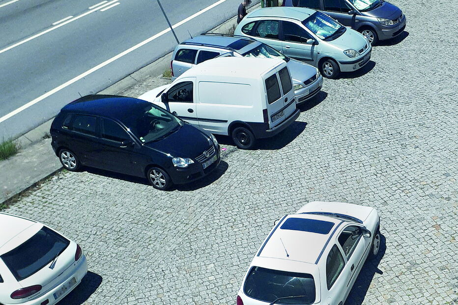 O carro em que o suspeito seguia e no qual se encontra em fuga 