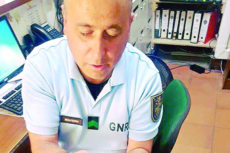 Foto de militar a alimentar um dos pequenos cães encontrados