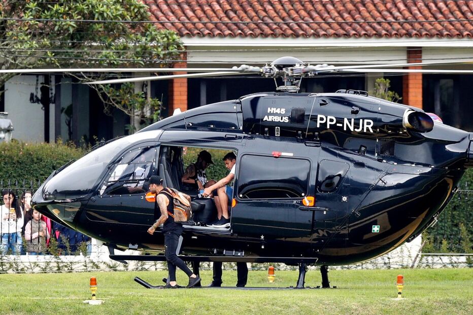 Neymar a sair do seu helicópero