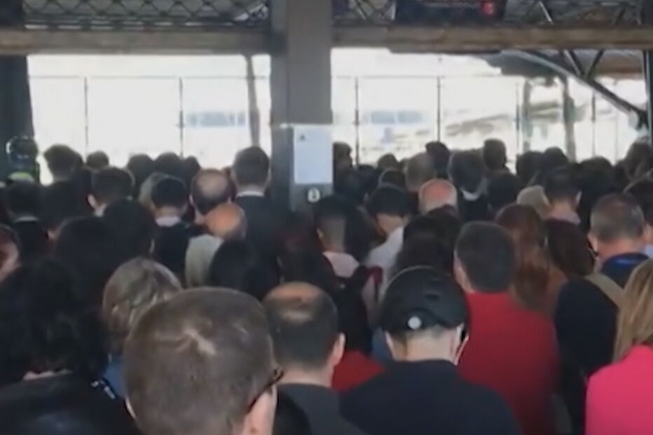 O desespero e a revolta de quem viaja em transportes públicos quando o Estado falha