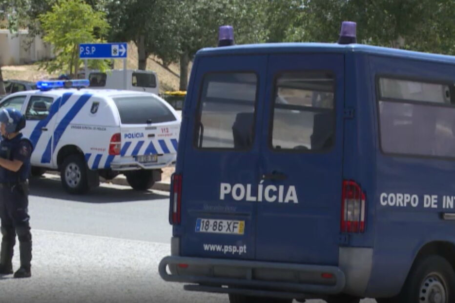 Homem de 27 anos detido após ameaçar a mãe e avó com um machado