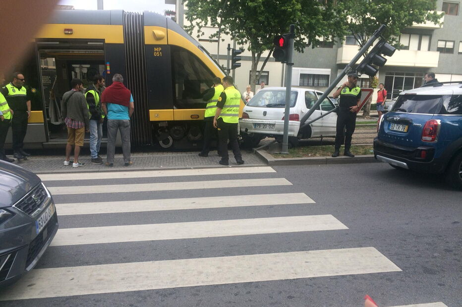 Acidente entre metro e carro em Vila Nova de Gaia