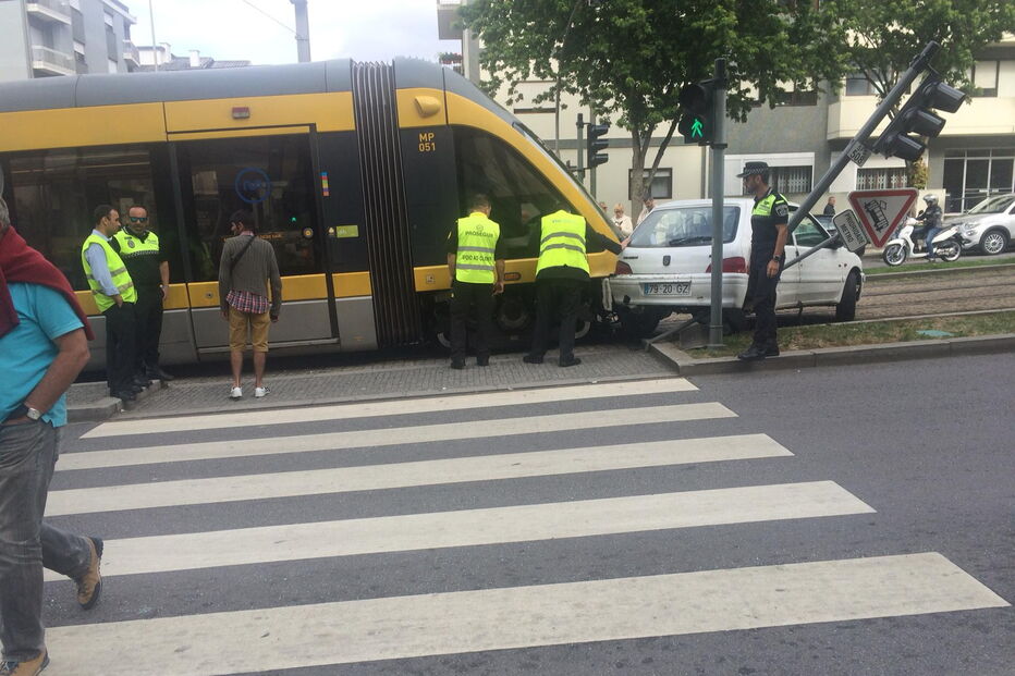 Acidente entre metro e carro em Vila Nova de Gaia