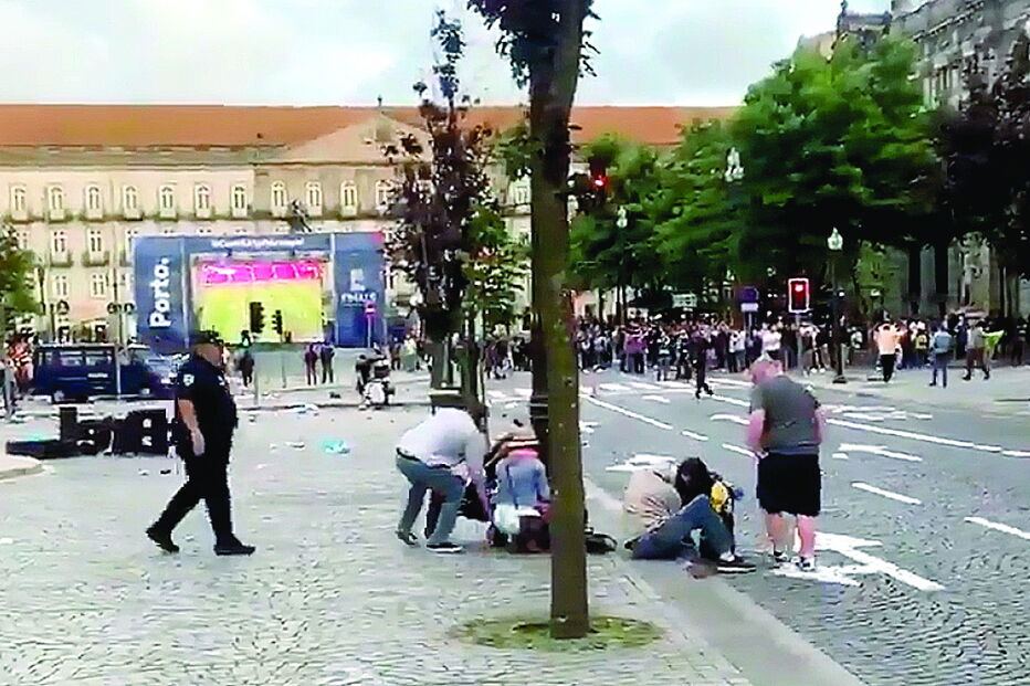 Desacatos entre adeptos e PSP levam a detenções na Avenida dos Aliados no Porto 