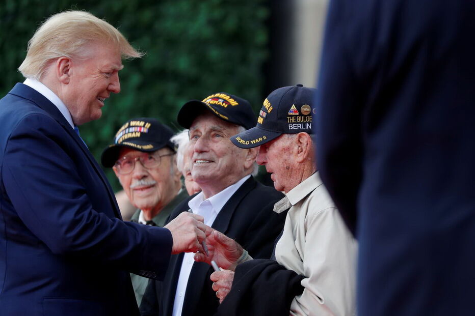 Dia D foi há 75 anos. Trump e Macron na cerimónia de comemoração em França