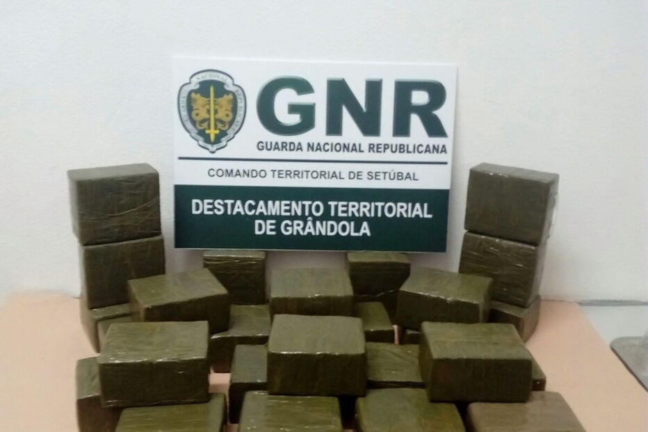 Suspeitos pretendiam inserir os estupefacientes num estabelecimento prisional.