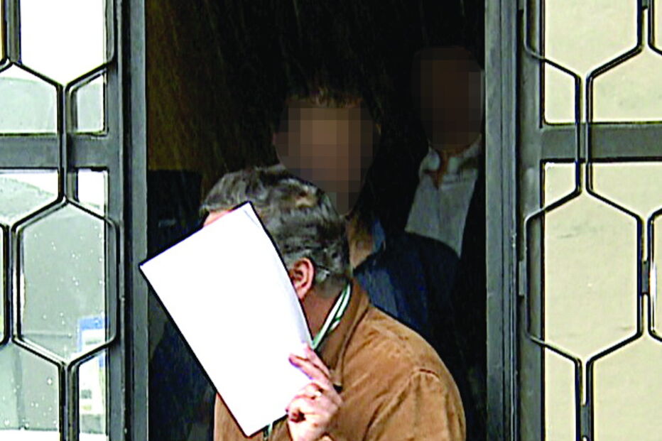 Arguidos taparam todos a cara à saída da Polícia Judiciária de Braga. Interrogatórios em tribunal continuam esta sexta-feira