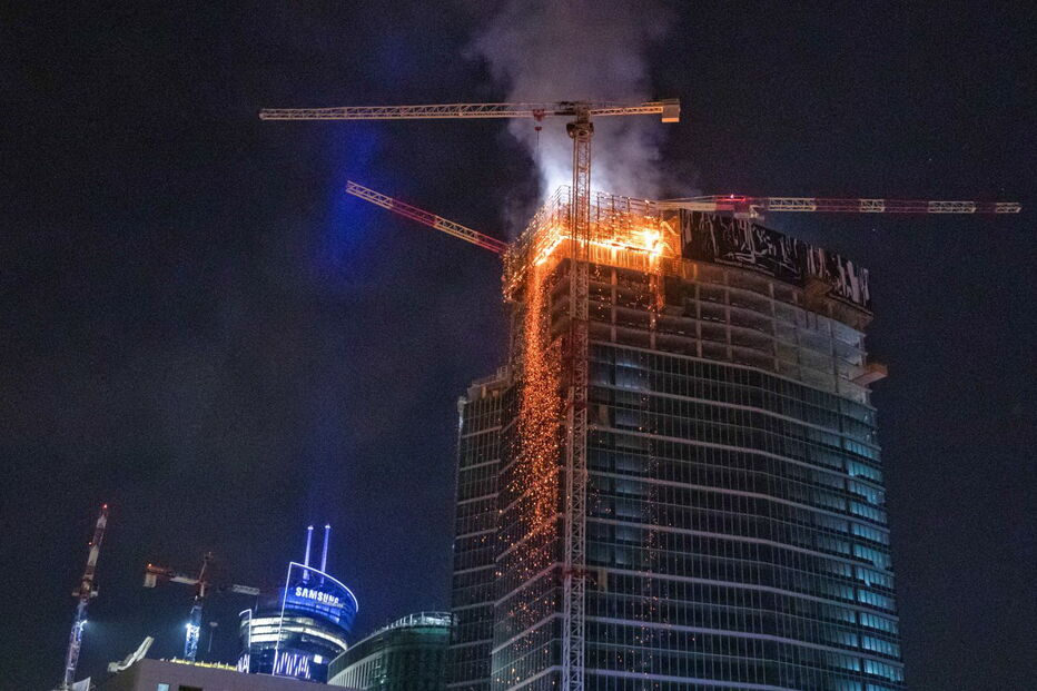 Incêndio destrói vários andares de arranha-céus na Polónia