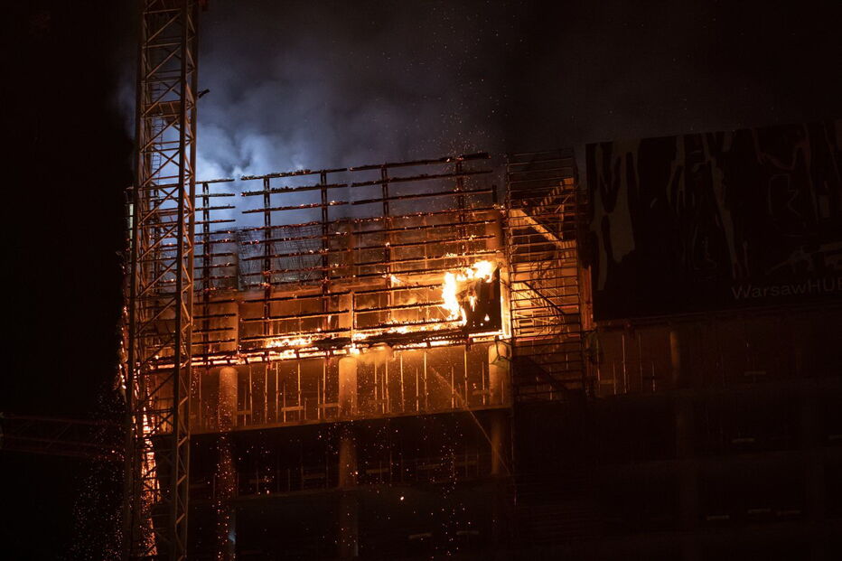Incêndio destrói vários andares de arranha-céus na Polónia