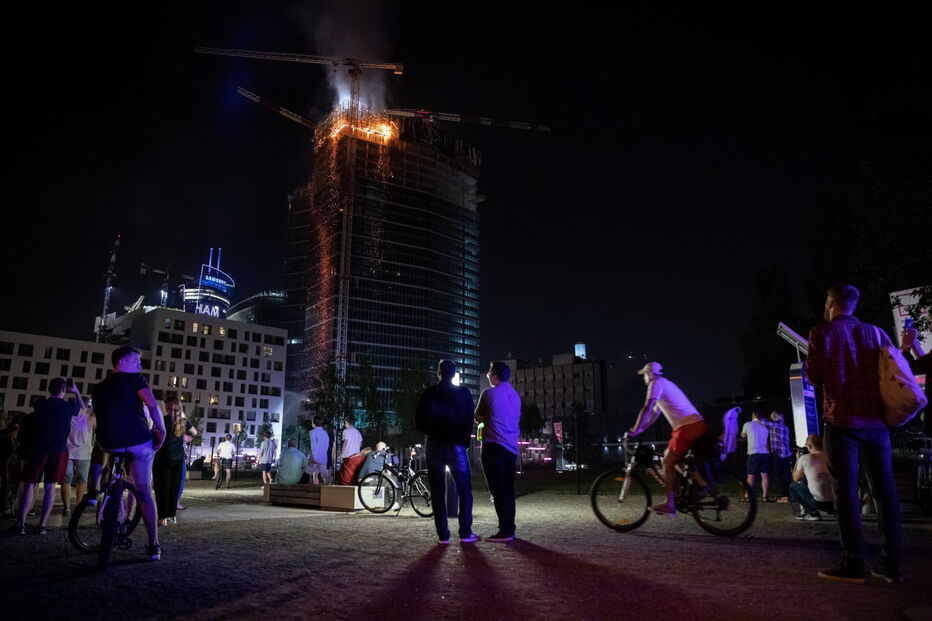 Incêndio destrói vários andares de arranha-céus na Polónia