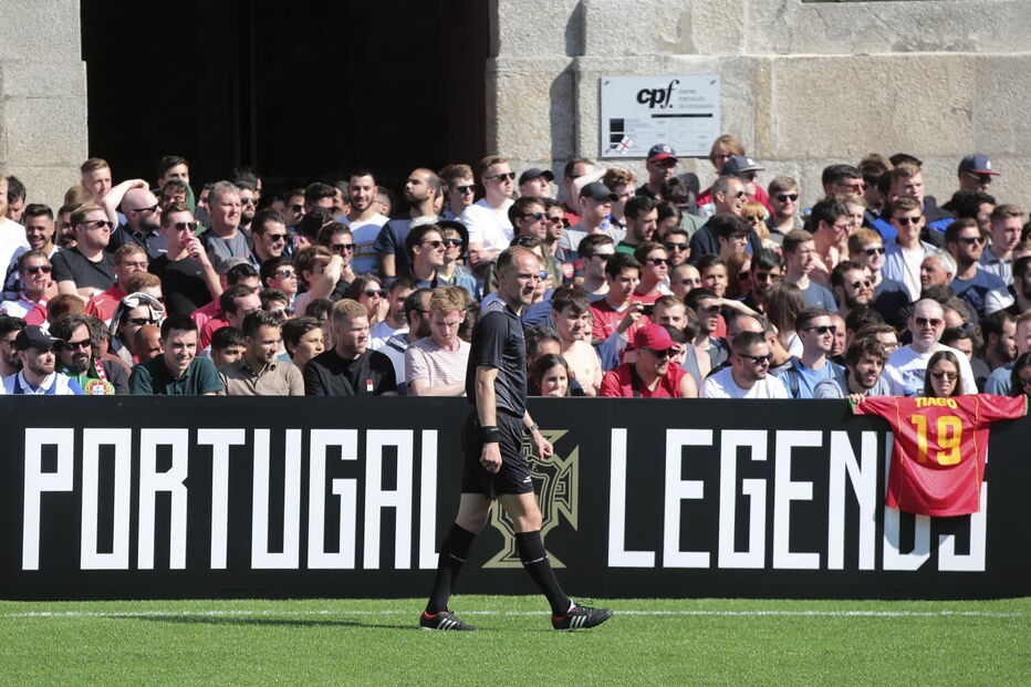 Antigos craques portugueses brilham em jogo das estrelas