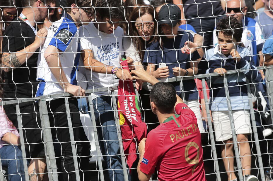 Antigos craques portugueses brilham em jogo das estrelas