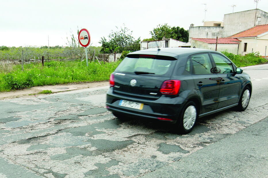 Mau estado da estrada, onde não foi requalificada, motivou obras de urgência 
