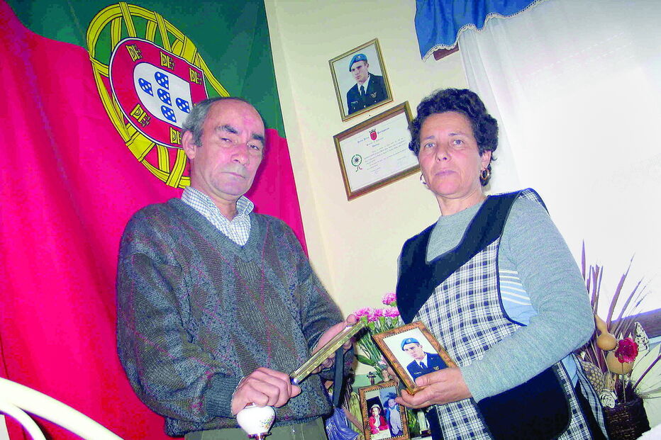 Carlos e Augusta Soeiro, pais  do jovem baleado, fotografados  em 2005 quando  o processo estava numa fase inicial 
