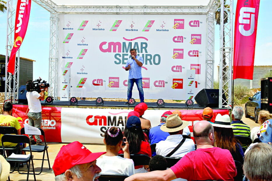 Espetáculo do cantor Toy decorreu junto à marina e atraiu centenas de pessoas 