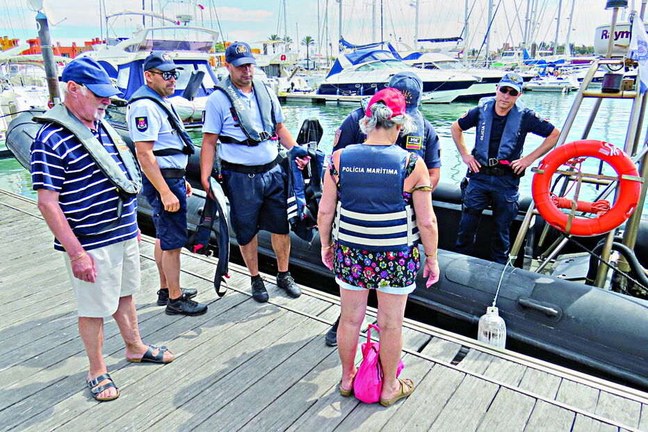 Visitantes embarcam em lancha da Polícia Marítima