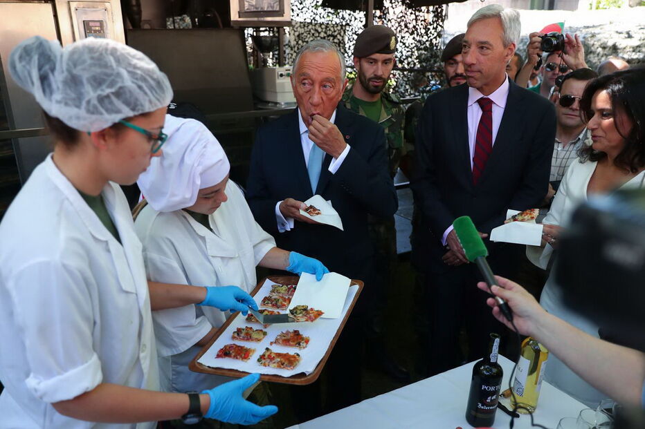 Presidente da República assistiu a simulações de operações militares e provou pizza numa cozinha de campanha do Exército