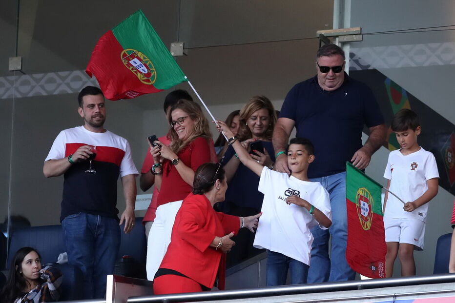 Família de Cristiano Ronaldo reunida nas bancadas do Dragão para torcer pela Seleção Nacional