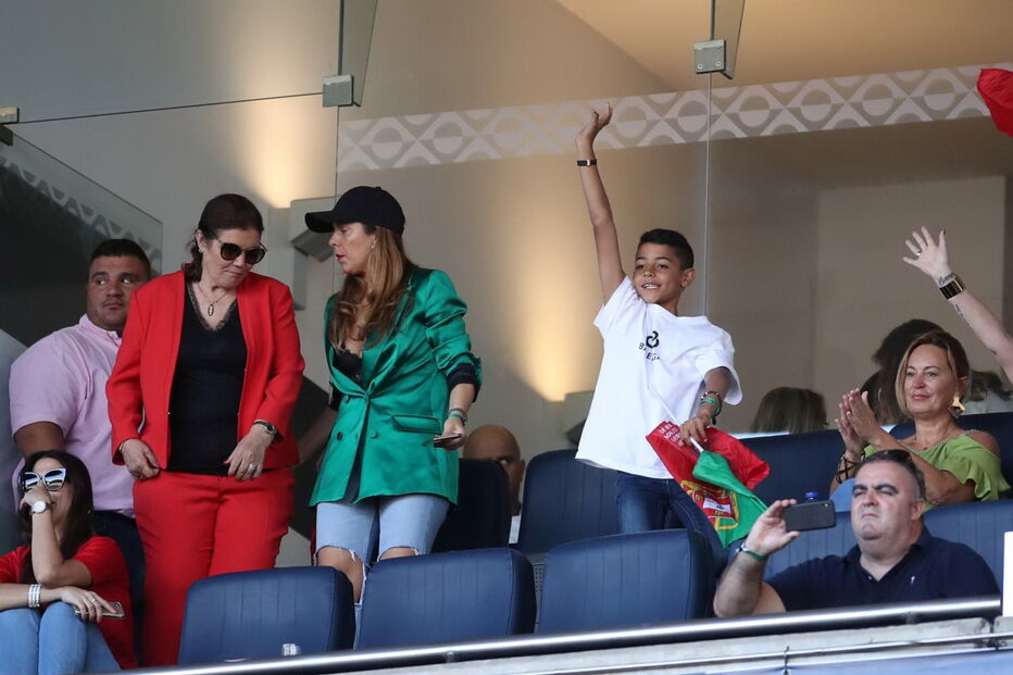 Família de Cristiano Ronaldo reunida nas bancadas do Dragão para torcer pela Seleção Nacional