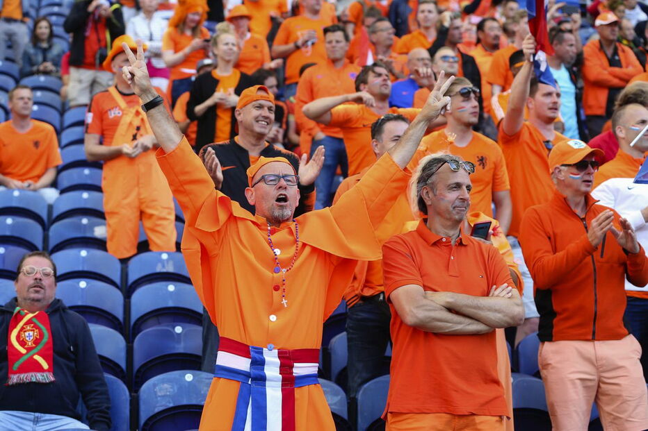 Adeptos holandeses nas bancadas do Estádio do Dragão