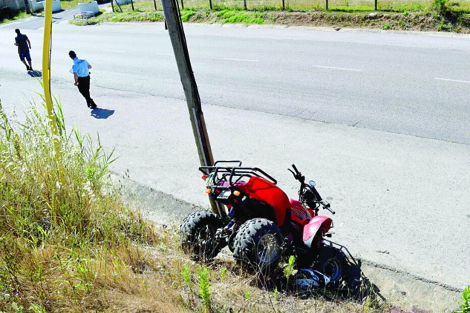 Veículo chocou contra poste 