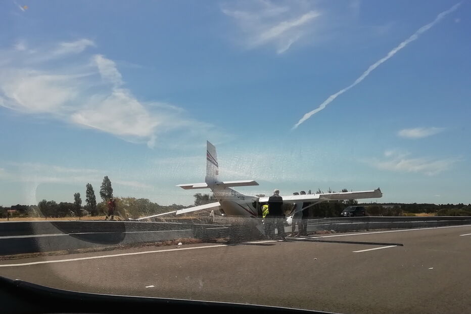 Avioneta tenta aterrar em autoestrada no Pinhal Novo e colide com dois carros