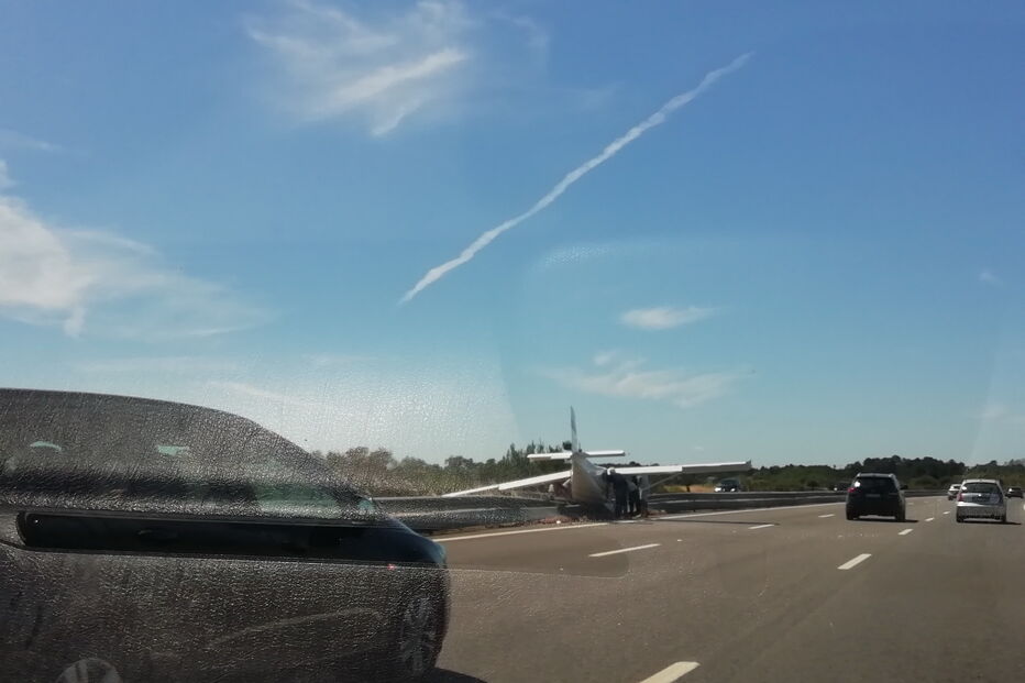 Avioneta tenta aterrar em autoestrada no Pinhal Novo e colide com dois carros
