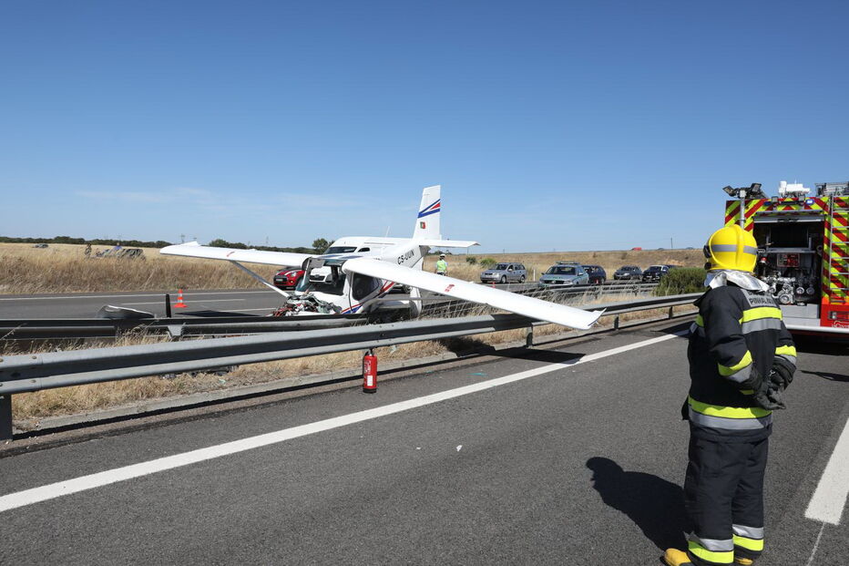 Avioneta aterra em autoestrada no Pinhal Novo e colide com dois carros
