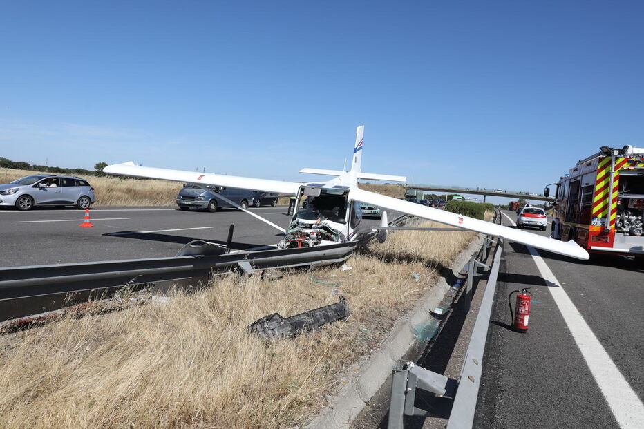 Avioneta aterra em autoestrada no Pinhal Novo e colide com dois carros