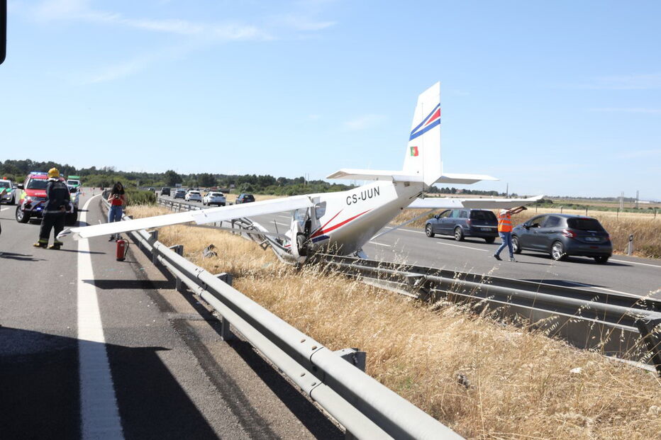 Avioneta aterra em autoestrada no Pinhal Novo e colide com dois carros