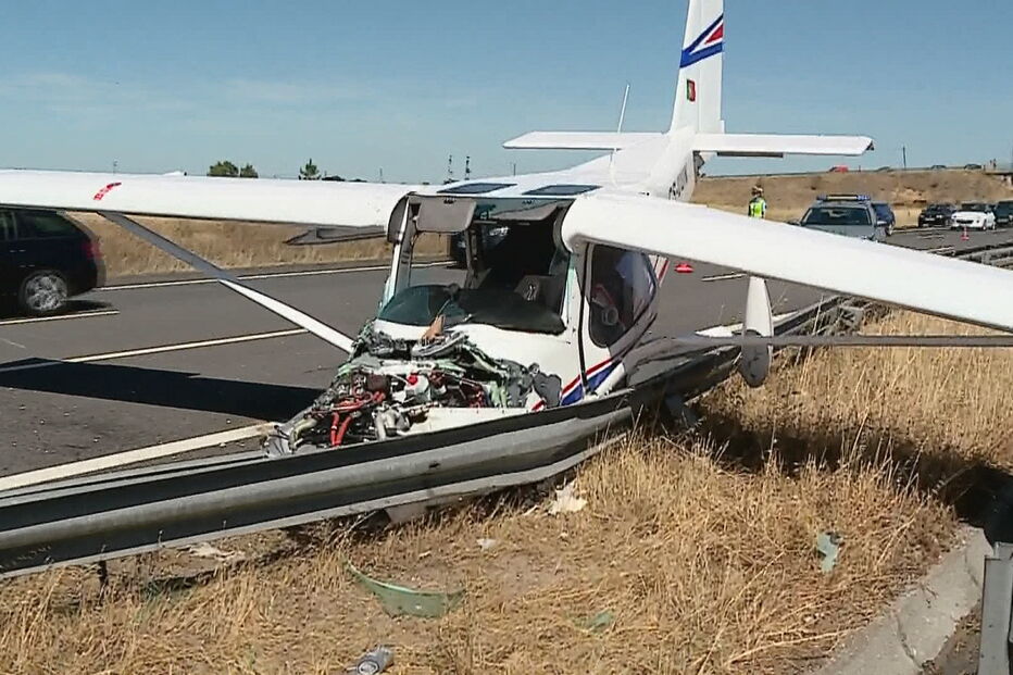Avioneta aterra em autoestrada no Pinhal Novo e colide com dois carros	