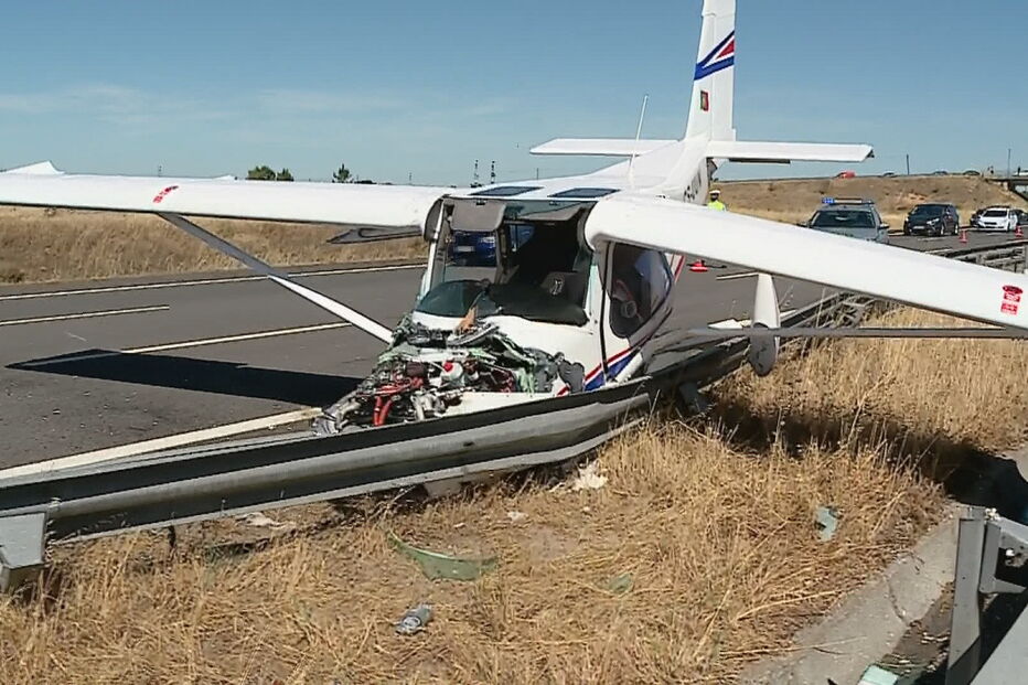 Avioneta aterra em autoestrada no Pinhal Novo e colide com dois carros	