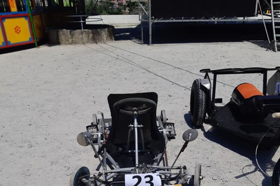 Carros de rolamentos na Corrida de Carros Artesanais em Paredes