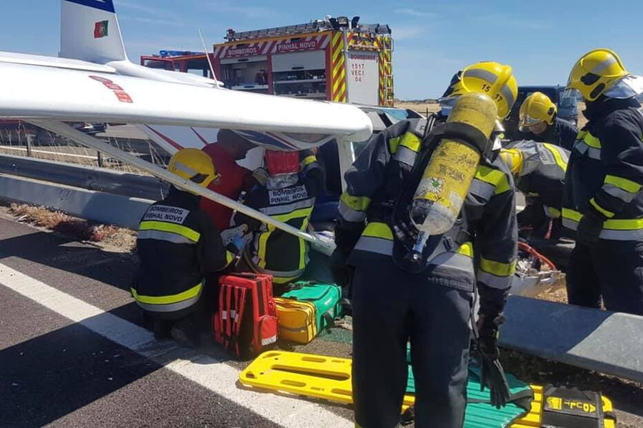 Bombeiros socorrem vítimas da avioneta que aterrou no Pinhal Novo 
