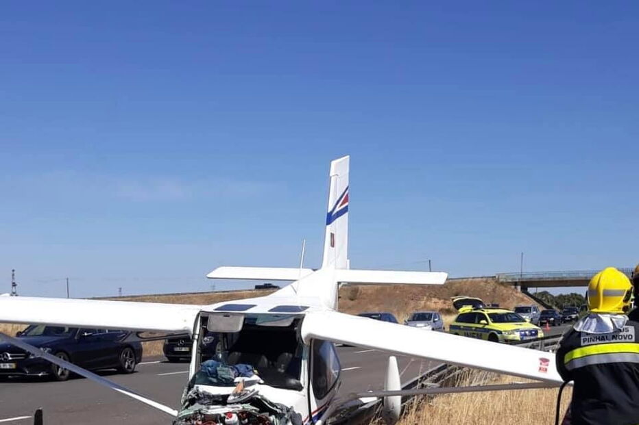 Avioneta aterra em autoestrada no Pinhal Novo e colide com dois carros	