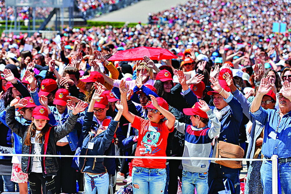Colorido das camisolas e dos bonés das crianças que preenchem o recinto são já uma imagem de marca desta peregrinação anual