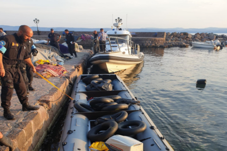 Polícia Marítima resgata 18 crianças a bordo de um bote na Grécia 6