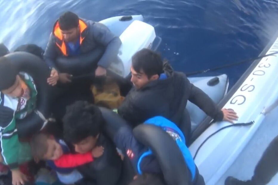 Polícia Marítima resgata 18 crianças a bordo de um bote na Grécia 6