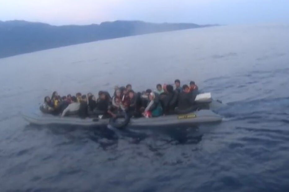 Polícia Marítima resgata 18 crianças a bordo de um bote na Grécia 6