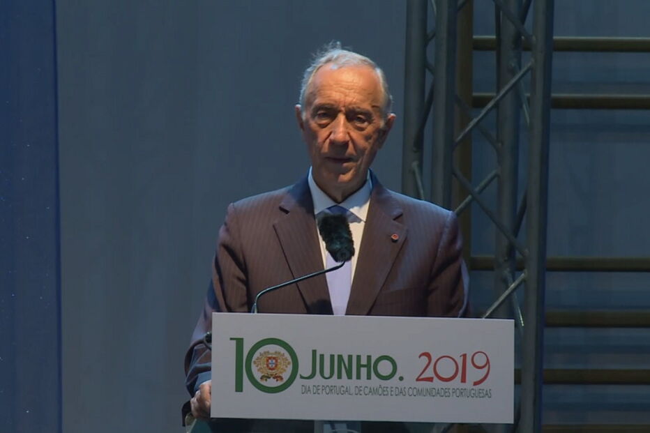 Marcelo Rebelo de Sousa e António Costa recebidos por batucadeiras na escola portuguesa em Cabo Verde