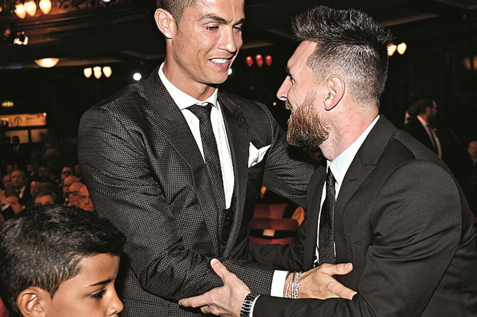 Cristiano Ronaldo, ao lado do filho Cristianinho, cumprimenta Messi