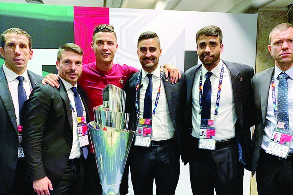 Capitão da seleção nacional, Cristiano Ronaldo, quis tirar uma fotografia com os 5 agentes do Corpo de Segurança Pessoal da PSP que vigiaram a comitiva lusa
