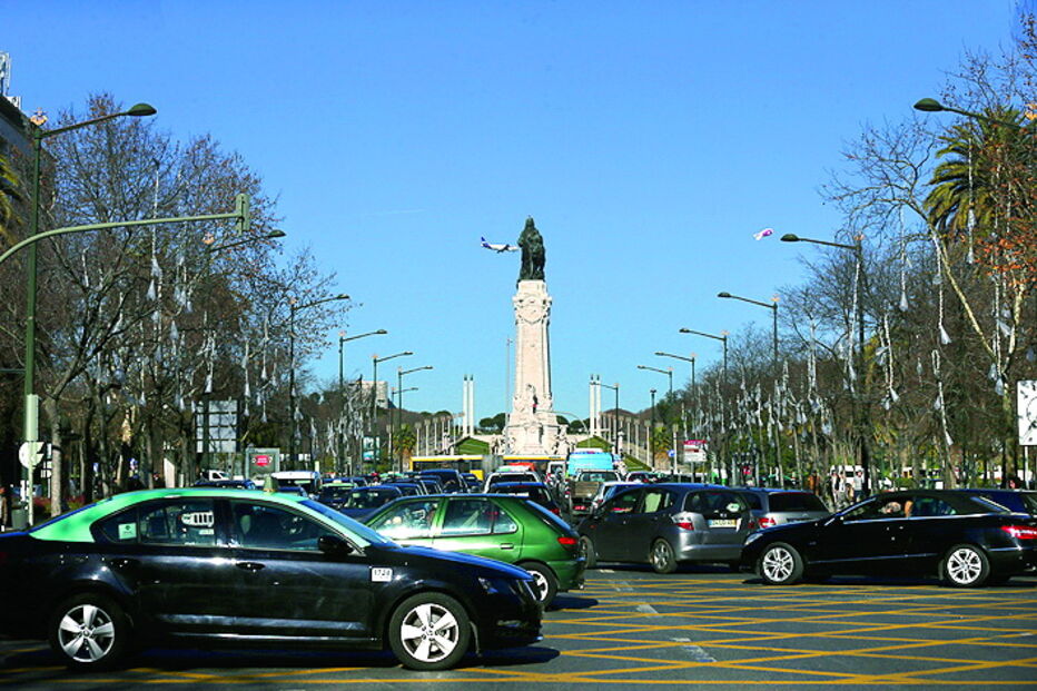 Avenida com corte de trânsito