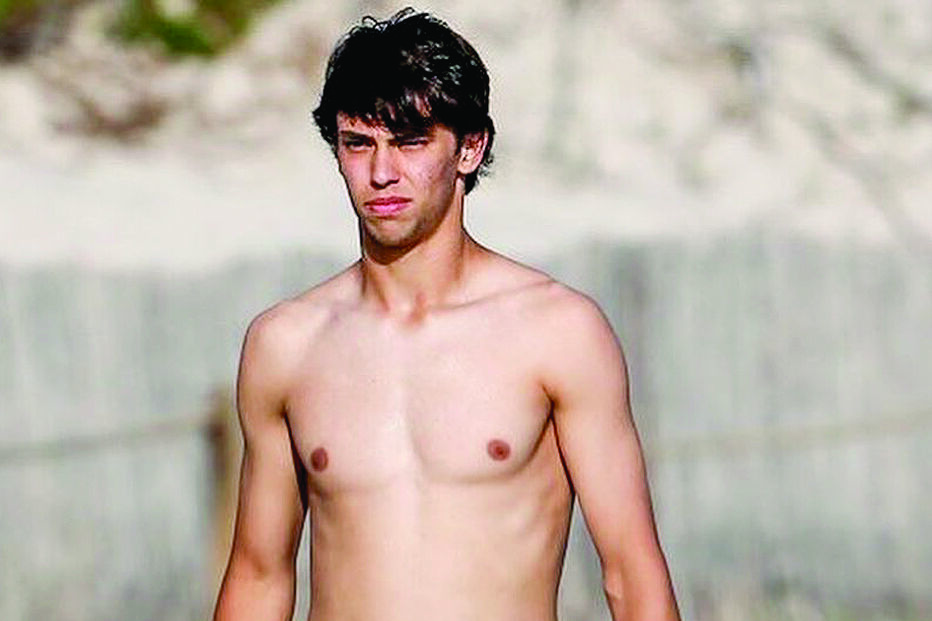 Jogador desfrutou do primeiro dia de praia e não esqueceu o futebol nas férias  