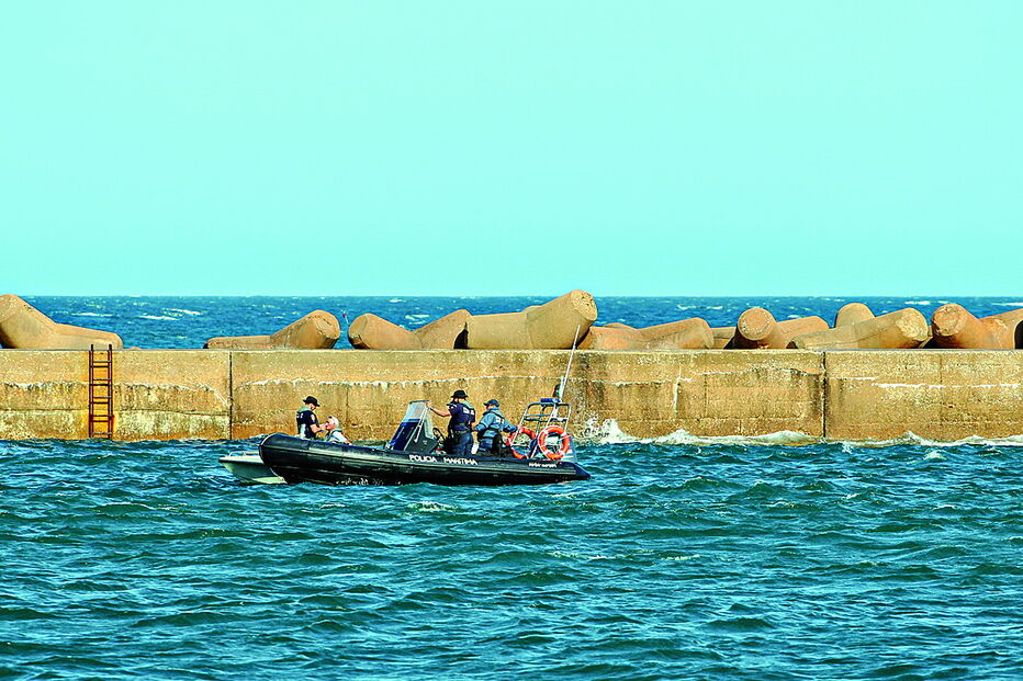 Polícia Marítima junto ao local onde a draga ‘Caimão’ afundou