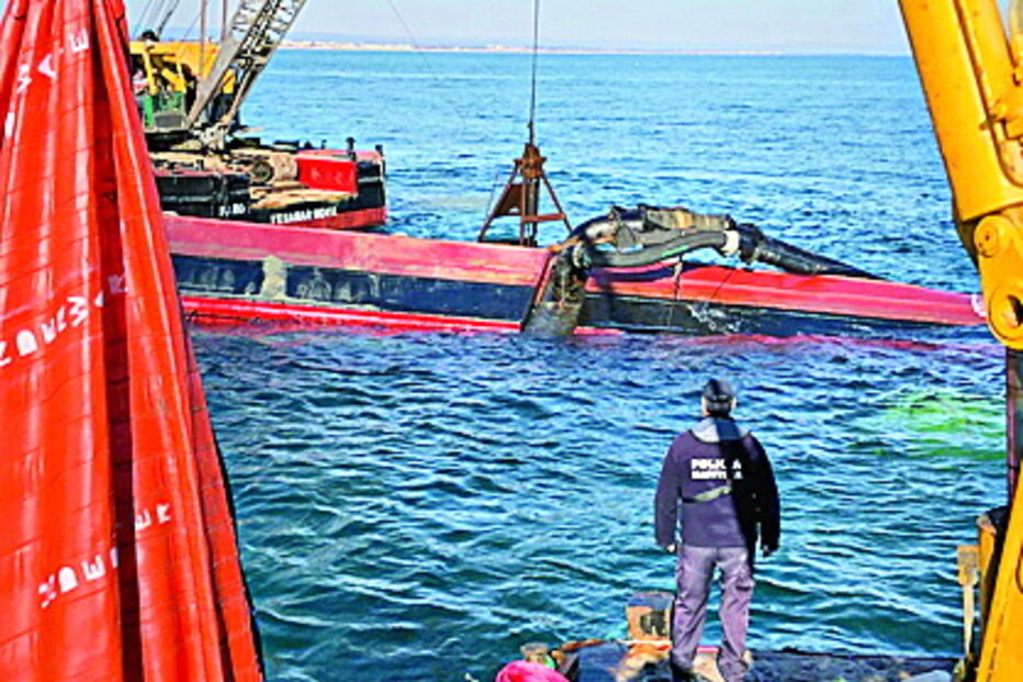 Polícia Marítima junto ao local onde a draga ‘Caimão’ afundou