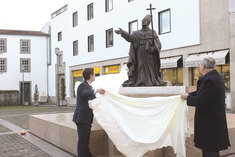 Inauguração da estátua de D. Frei Bartolomeu dos Mártires no Largo de São Paulo em Braga contou com a presença de Ricardo Rio e D. Jorge Ortiga
