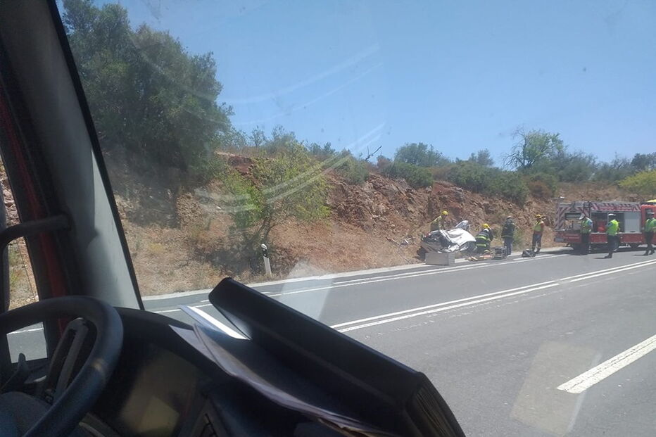 Mulher de 55 anos ferida após despiste no IC1 em Messines