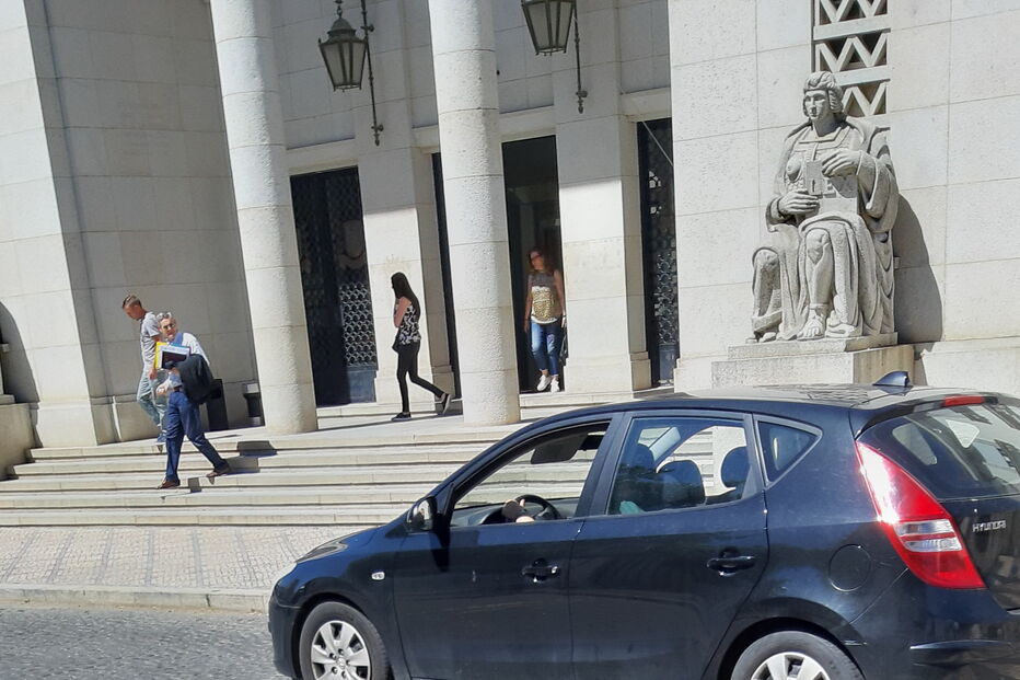 Casal condenado por sequestro e maus-tratos a dois filhos menores