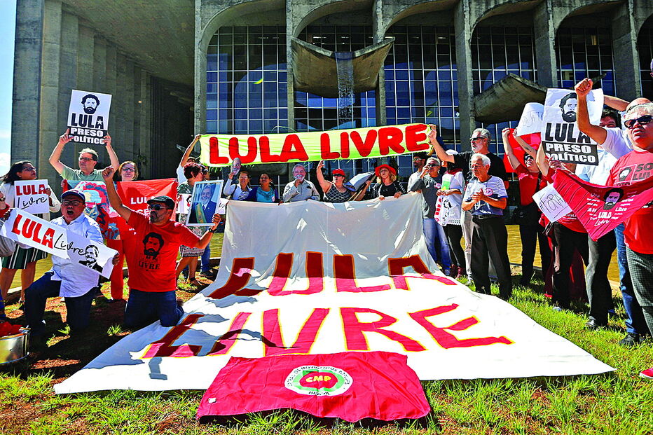 Apoiantes de Lula exigem a libertação imediata do ex-presidente 